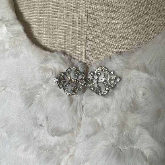 Haani Faux Fur Cape Jacket 2X Formal cropped jacket Rhinestone clasp - Picture 5 of 6